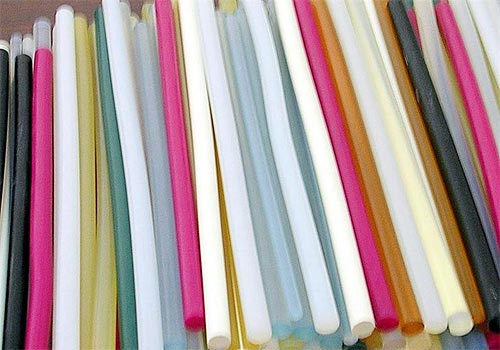 Apakah warna lem panas meleleh menentukan kinerjanya?