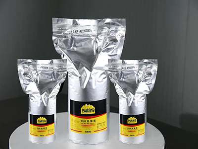 Cara mengoleskan lem PUR ke tepi penyegelan